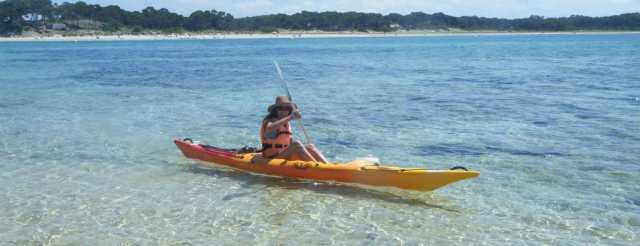 Piraguista en el mar